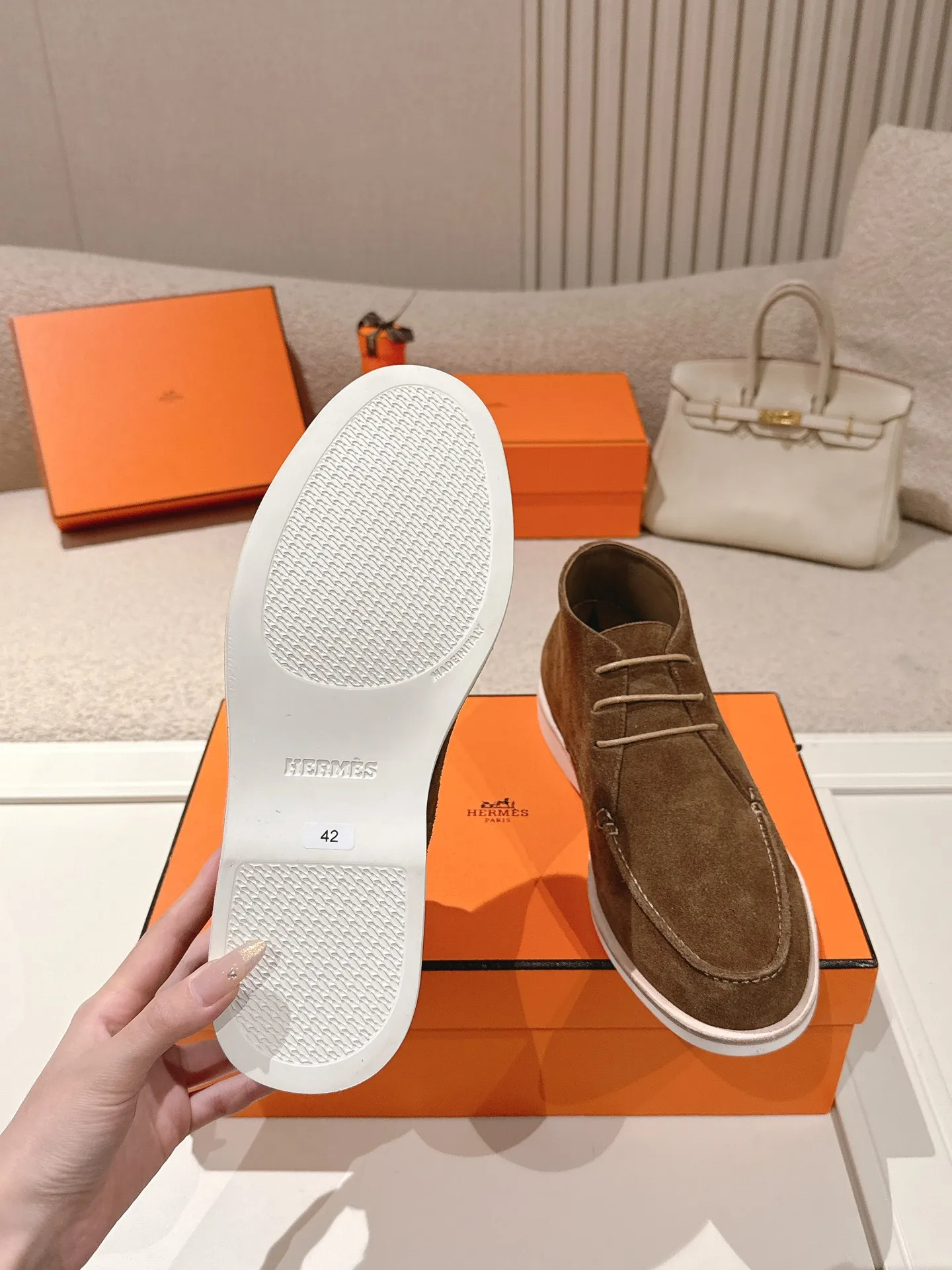 Men's Men's Shoes 660💰 Hermes men's size #26ss calfskin derby shoes, decorated with signature "H Diamant" details for a stylish and casual style. Fabric: Cow suede Lining: Mixed sheep lining Outsole: Genuine leather welt + original TPU Bottom thickness: 3CM Code number: 39-45 (customized at 46.47)